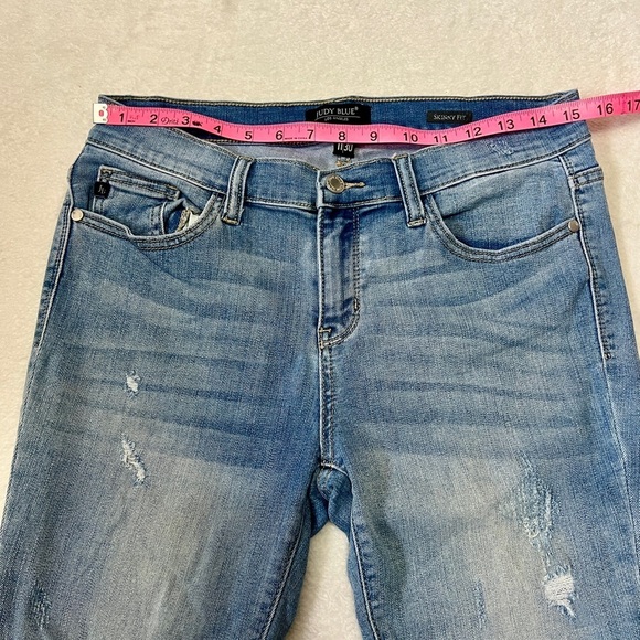 Judy Blue Light Wash Skinny Fit Distressed Jean - 11/30 - Picture 3 of 14